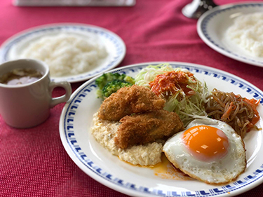 エビフライ（秋冬はカキフライ！）とハンバーグが食べられる大人様ランチ