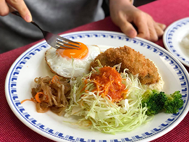 エビフライ（秋冬はカキフライ！）とハンバーグが食べられる大人様ランチ
